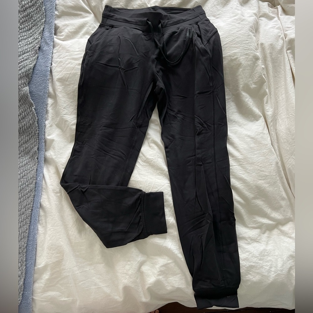 Lululemon align joggers 28”, lightly worn size 6!